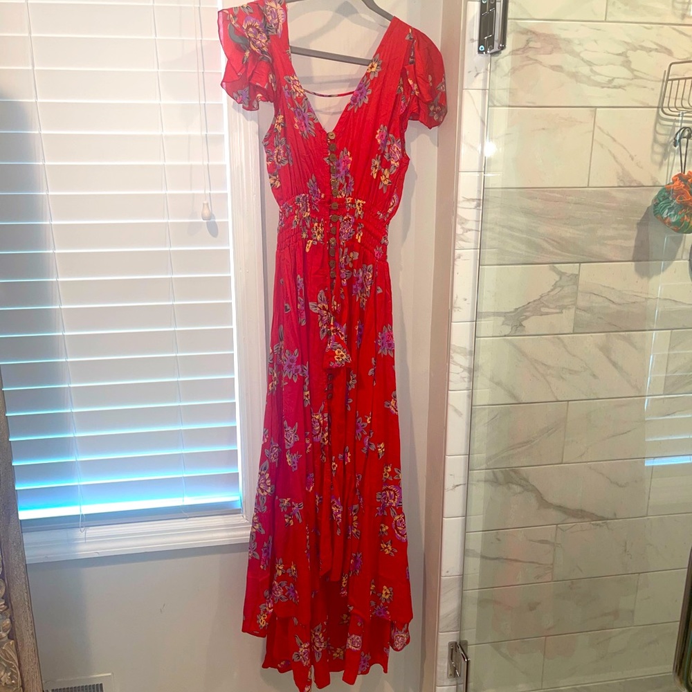 This is a red tiare Hawaii dress. It’s one size fits all.
